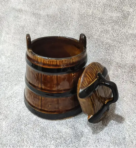 Foto de um(a) Pote de Farinha Cerâmica Vitrificada Anos 40, da categoria de Garrafas, potes e jarros. Pote de farinha em cerâmica vitrificada na forma de tina com tampa, década de 1940 A: 14 cm / Diâmetro maior: 13,5 cm /... Mostrado de uma perspectiva diferente. Vendido no marketplace Trésors.