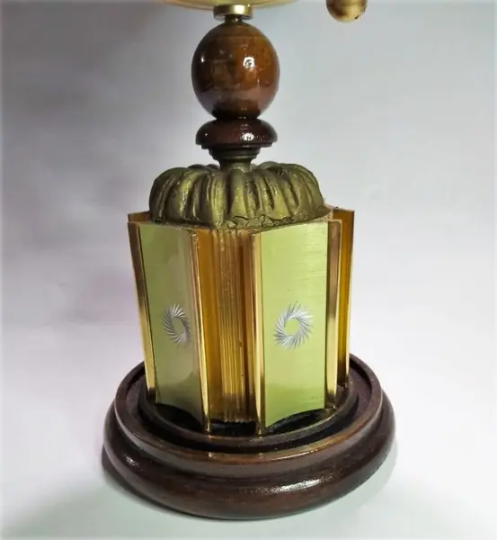 Foto de um(a) Globo Dourado Vintage, da categoria de Globos. Globo terrestre em latão, alumínio e madeira, com pegada vintage. Peça única pelo designer marcelus ribas. A: 33cm / D: 13cm... Mostrado de uma perspectiva diferente. Vendido no marketplace Trésors.