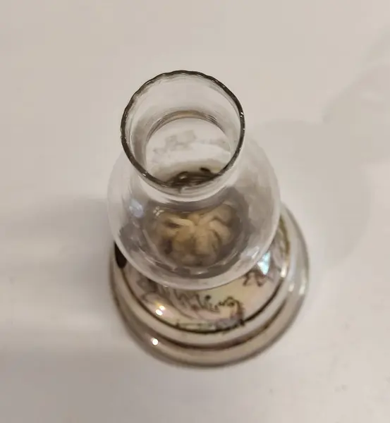 Foto de um(a) Lampião de Mesa em Porcelana e Vidro, Década de 1940, da categoria de Abajures. Lampião de mesa em porcelana policromada e iridescente com motivo floral e filetes tudo em ouro, manga em vidro translúcido,... Mostrado de uma perspectiva diferente. Vendido no marketplace Trésors.
