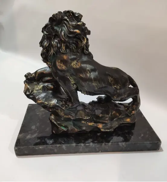 Foto de um(a) Escultura Leão Resina Italiana Anos 2000, da categoria de Escultura. Leão de resina italiana com pátina bronze com um leve azinhavrado e base em granito, década de 2000 peça única pelo designer... Mostrado de uma perspectiva diferente. Vendido no marketplace Trésors.