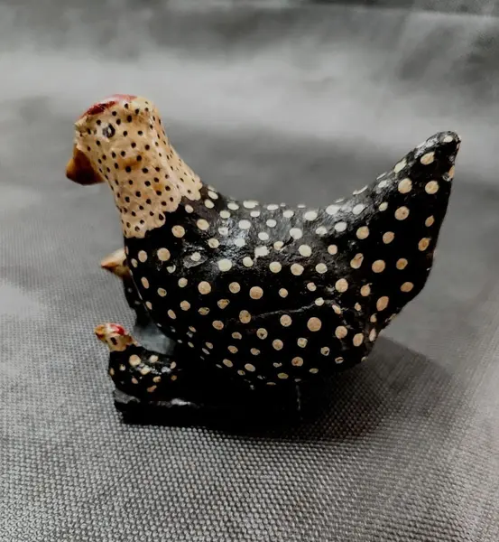 Foto de um(a) Galinha D'Angola, Arte Kaiagang, Década de 1980, da categoria de Modelos e estatuetas. Galinha d'angola esculpida em madeira arte pelos índiginas kaigang do sul do país, década de 1980. A: 7 cm L: 5 cm P: 10,5... Mostrado de uma perspectiva diferente. Vendido no marketplace Trésors.