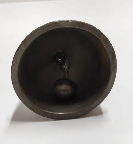 Foto de um(a) Sino em Estanho, Década de 1960, da categoria de Outros objetos decorativos. Sino de mesa em estanho com haste e badalo também em estanho, década de 1960. Sem marca do fabricante. A: 13 cm Diâmetro:... Mostrado de uma perspectiva diferente. Vendido no marketplace Trésors.