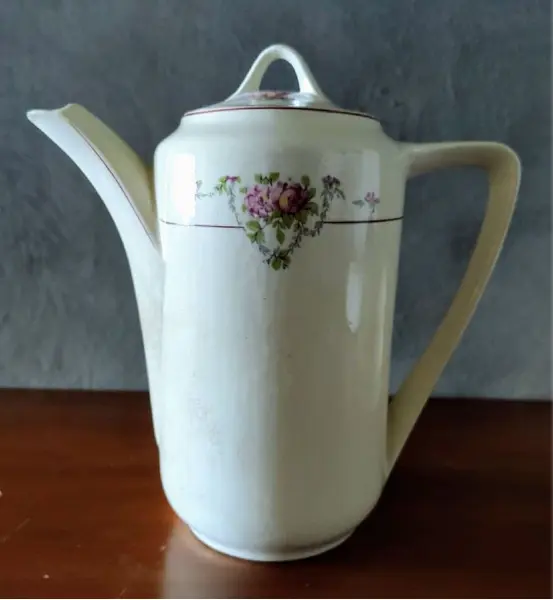 Foto de um(a) Bule Floral, Anos 40, da categoria de Bules. Bule em porcelana com motivo floral e filete bordô, década de 1940. Fabricado por iguassu - curitiba . A: 22 cm Diâmetro:... Mostrado de uma perspectiva diferente. Vendido no marketplace Trésors.