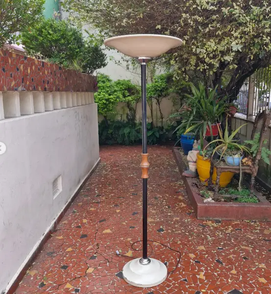 Foto de um(a) ​Luminária de chão anos 50 / 60 estilo Art Déco, da categoria de Luminárias de chão. Luminária de chão anos 50 / 60 estilo Art DécoEsta luminária de piso vintage, com cúpula voltada para cima caracterizada... Mostrado de uma perspectiva diferente. Vendido no marketplace Trésors.