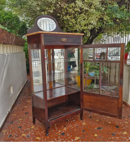 Foto de um(a) ​Belisima e antiga cristaleira vitrine em madeira nobre, da categoria de Cristaleiras. Belisima e antiga cristaleira vitrine em madeira nobre, comumente associada ao estilo Art Nouveau ou mobiliário clássico... Mostrado de uma perspectiva diferente. Vendido no marketplace Trésors.