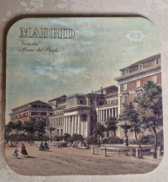 Foto de um(a) Conjunto de porta-copos fabricados na Espanha, da categoria de Porta-copos. Lindo conjunto com 6 porta-copos de madeira confeccionados em Barcelona, com fotos de pontos turísticos de Madri. Embalagem... Mostrado de uma perspectiva diferente. Vendido no marketplace Trésors.