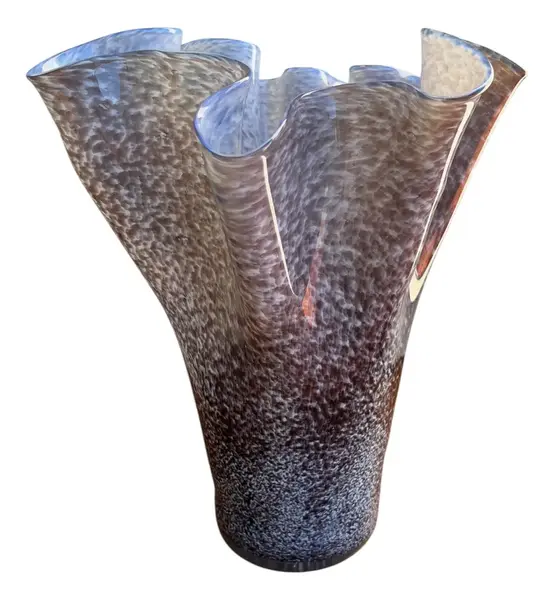 Foto de um(a) Antigo Grande Vaso Jarro Murano Italiano Leitoso Opalescente, da categoria de Vasos. Antigo e grande vaso artístico em Murano leitoso, com nuances meio opalescentes na borda ondulada. Lindas cores e o formato... Vendido no marketplace Trésors.