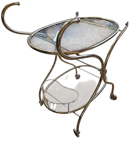 Foto de um(a) Carrinho de Chá Italiano – Bronze e Latão com Vidro Temperado, da categoria de Carrinhos de bar e auxiliares. Exemplar sofisticado do design europeu, este carrinho de chá (ou carrinho bar) combina a robustez do bronze com o brilho... Mostrado de uma perspectiva diferente. Vendido no marketplace Trésors.
