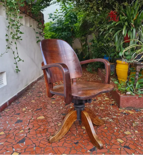 Foto de um(a) Cadeira xerife Móveis CIMO, da categoria de Cadeiras, bancos e banquetas. Esta é uma cadeira giratória vintage produzida pela renomada marca brasileira Móveis Cimo, comumente conhecida como modelo... Mostrado de uma perspectiva diferente. Vendido no marketplace Trésors.