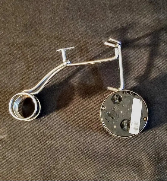 Foto de um(a) Relógio Bicicleta, Década de 1980, da categoria de Relógios de mesa. Relógio bicicleta em metal niquelado, década de 1989 máquina do relógio com bateria. L: 14,7 cm A: 11 cm P: 3,7 cm Peso: 83 g. Mostrado de uma perspectiva diferente. Vendido no marketplace Trésors.