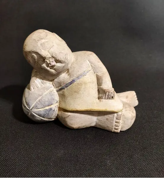 Foto de um(a) Escultura Balinesa Baby Sleeping Anos 80, da categoria de Modelos e estatuetas. Baby sleeping esculpidos balineses em madeira e policromados, década de 1980. Medidas: A 10,5 cm / L 14,5 cm / P 5,5 cm A:... Mostrado de uma perspectiva diferente. Vendido no marketplace Trésors.