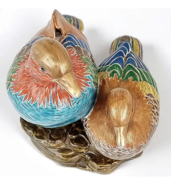 Foto de um(a) Casal de patos em porcelana esmaltada Kutani Mandarim policromado, da categoria de Escultura. Linda escultura em porecelana Kutani Mandarim ´´ casal de patos``. Kutami é um tipo de porcelana japonesa que se originou na... Mostrado de uma perspectiva diferente. Vendido no marketplace Trésors.