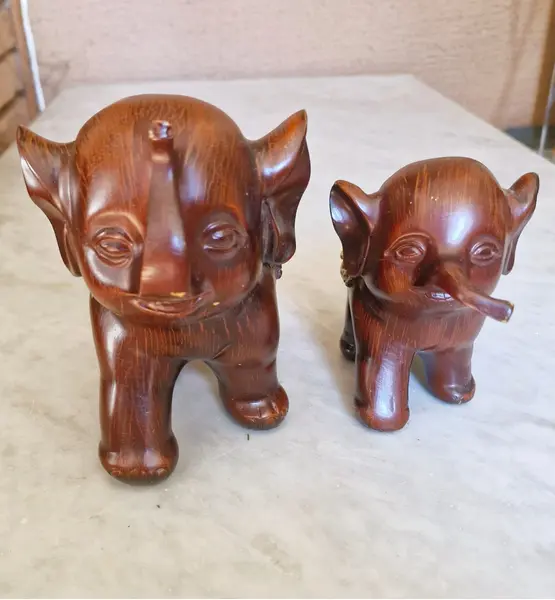 Foto de um(a) Lindos Elefantes Vintages de Bali, da categoria de Modelos e estatuetas. Este par de elefantes representa a Comunhão Espiritual e a Gratidão. O Arco da Conexão: Quando colocados de frente, as... Mostrado de uma perspectiva diferente. Vendido no marketplace Trésors.