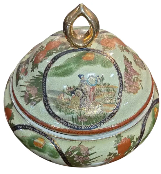 Foto de um(a) Potiche Porcelana Satsuma – Decoração Oriental, da categoria de Cachepot. Elegância e Tradição Oriental em Porcelana. Este belíssimo potiche com tampa é um exemplo da estética Satsuma, reconhecida... Mostrado de uma perspectiva diferente. Vendido no marketplace Trésors.