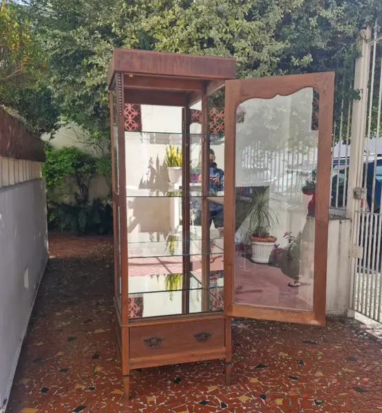 Foto de um(a) ​Cristaleira antiga design torre, da categoria de Cristaleiras. Cristaleira antiga , móvel clássico projetado para exibir louças delicadas, cristais e coleções. Esse móvel em destaque... Mostrado de uma perspectiva diferente. Vendido no marketplace Trésors.