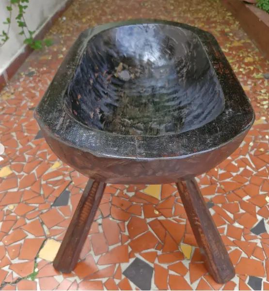 Foto de um(a) Gamela rústica suspensa com pés, da categoria de Outros móveis. Esta peça é uma gamela rústica suspensa com pés, um artefato tradicional da cultura rural brasileira, frequentemente... Mostrado de uma perspectiva diferente. Vendido no marketplace Trésors.