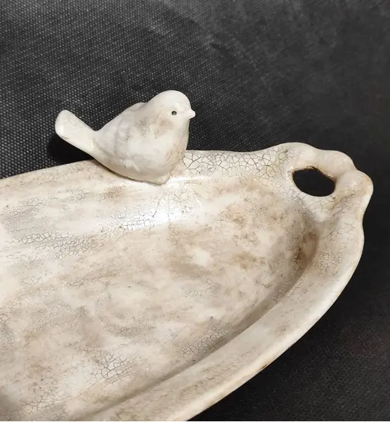 Foto de um(a) Prato de Porcelana com Pássaros, Década de 1940, da categoria de Pratos Decorativos. Prato de porcelana com dois pássaros na borda, craquelado e com marcas de uso que o deixou único, década de 1940. A: 4 cm /... Mostrado de uma perspectiva diferente. Vendido no marketplace Trésors.