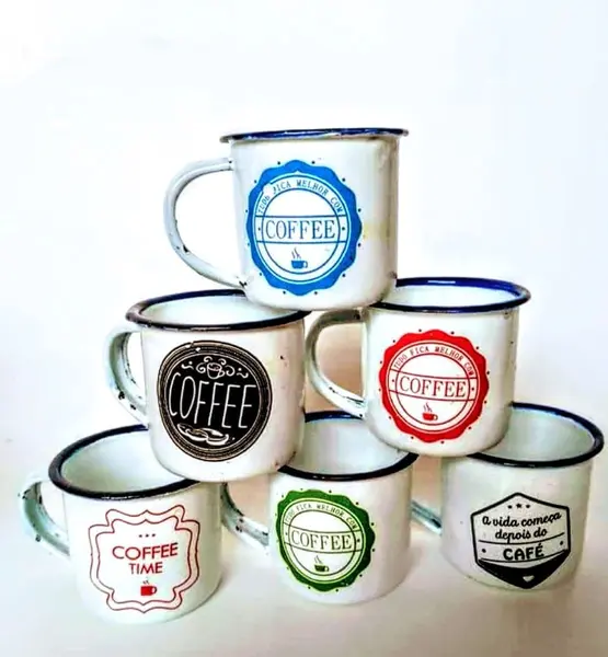 Foto de um(a) Canequinhas Esmaltadas, da categoria de Canecas. Canecas de cafézinho esmaltadas e customizadas. A: 4,7cm / Diâmetro: 5 cm peso: 28g cada 06 unidades. Mostrado de uma perspectiva diferente. Vendido no marketplace Trésors.
