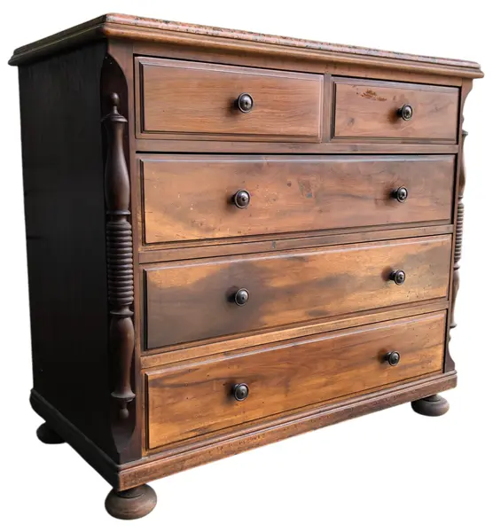 Foto de um(a) Cômoda Antiga em Madeira Maciça com Tampo em Mármore, da categoria de Cômodas e Sapateira. Móvel sensacional que une a nobreza da marcenaria clássica à elegância da pedra natural. Mostrado de uma perspectiva diferente. Vendido no marketplace Trésors.