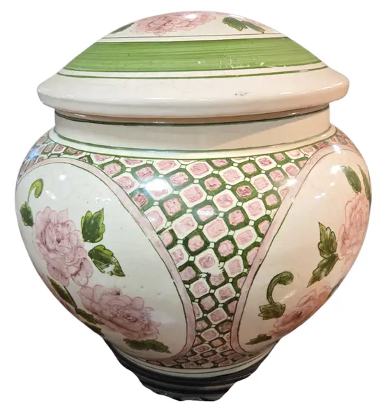 Foto de um(a) Potiche Cerâmica Luiz Salvador – Estilo Faiança com Pintura Floral e Base em Madeira, da categoria de Vasos. Exemplar autêntico da prestigiada Cerâmica Luiz Salvador (Itaipava), este pote decorativo com tampa combina o charme do... Mostrado de uma perspectiva diferente. Vendido no marketplace Trésors.