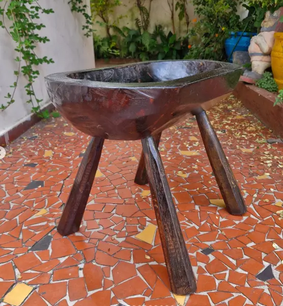 Foto de um(a) Gamela rústica suspensa com pés, da categoria de Outros móveis. Esta peça é uma gamela rústica suspensa com pés, um artefato tradicional da cultura rural brasileira, frequentemente... Mostrado de uma perspectiva diferente. Vendido no marketplace Trésors.