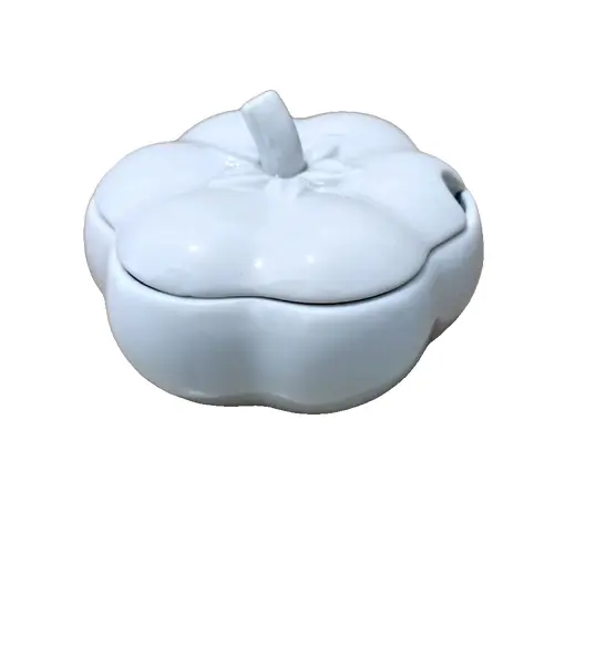Foto de um(a) Moranga Brasileira 00'S, da categoria de Garrafas, potes e jarros. Moranga em porcelana brasileira na cor branca com tampa e entrada para a colher, utilitário, década de 2000. A: 11 cm... Vendido no marketplace Trésors.