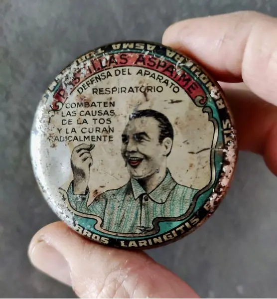 Foto de um(a) Latinha Pastilhas Aspaime Anos 20, da categoria de Outros colecionáveis. Lata de pastilhas aspaime originária de barcelona, dos anos 1910 e 1920 alívio imediato para catarro, laringite, ronqueira,... Mostrado de uma perspectiva diferente. Vendido no marketplace Trésors.