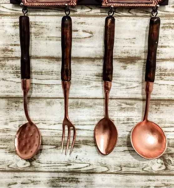 Foto de um(a) Porta Talheres Madeira e Rose Gold, da categoria de Suportes decorativos. Porta talheres grande em alumínio fundido com pátina rose gold e cabo em madeira, suporte em madeira com decoração também em... Mostrado de uma perspectiva diferente. Vendido no marketplace Trésors.