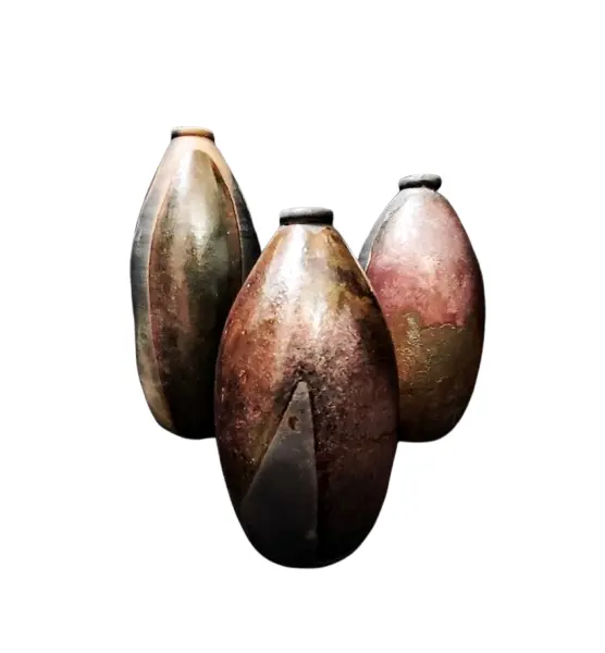 Foto de um(a) Garrafas em Terracota Esmaltada, Década de 1990, da categoria de Garrafas, potes e jarros. Combo de garrafas em terracota com queima de alta temperatura e manchas esmaltadas, tornando-as exclusivas, década de 1990 ... Vendido no marketplace Trésors.