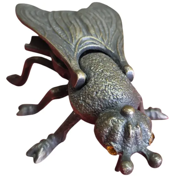 Foto de um(a) Cinzeiro de Mosca em Bronze, da categoria de Cinzeiros. Mostrado de uma perspectiva diferente. Vendido no marketplace Trésors.