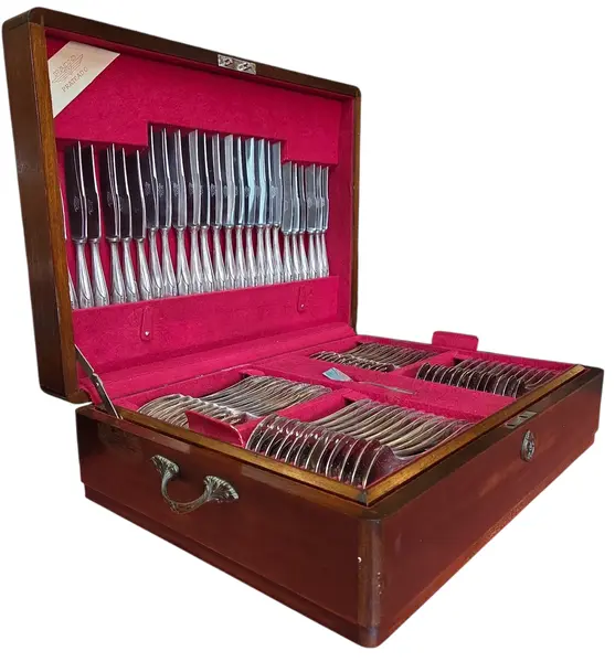 Foto de um(a) Faqueiro Radio Prateado - 104 Peças Completo com Estojo, da categoria de Faqueiros / Jogo de talheres. O clássico que nunca sai de moda na sua mesa. Para quem busca uma mesa posta com presença e história, este faqueiro Modelo... Mostrado de uma perspectiva diferente. Vendido no marketplace Trésors.