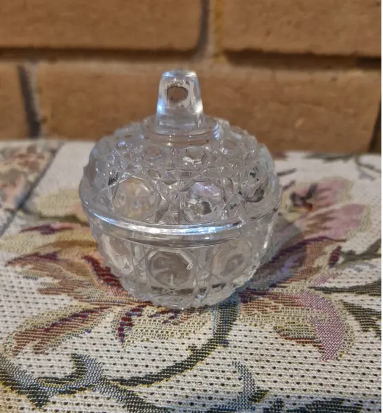 Foto de um(a) 2 belas bomboniéres, sendo uma da Avon anos 60, da categoria de Garrafas, potes e jarros. Duas belas bombonières de vidro decorativas (potes com tampa), sendo a vermelha um modelo clássico de colecionador da marca... Mostrado de uma perspectiva diferente. Vendido no marketplace Trésors.