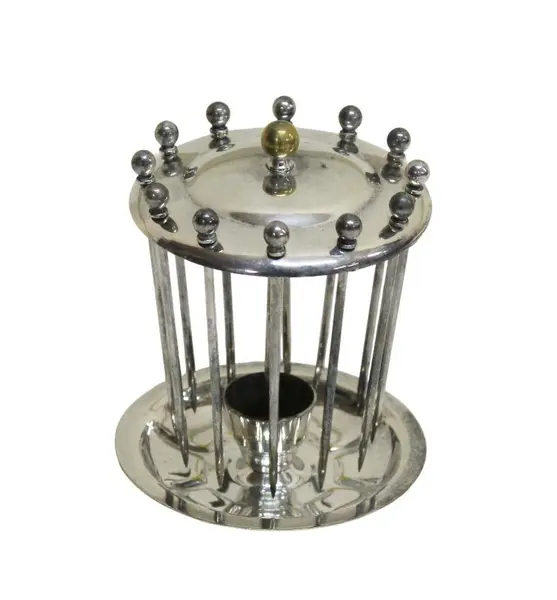 Foto de um(a) Paliteiro com 12 palitos, da categoria de Paliteiros. Antigo paliteiro em metal espessurado a prata com 12 palitos. Medida 10A x 8D. Em bom estado, com desgaste na pega central. Vendido no marketplace Trésors.