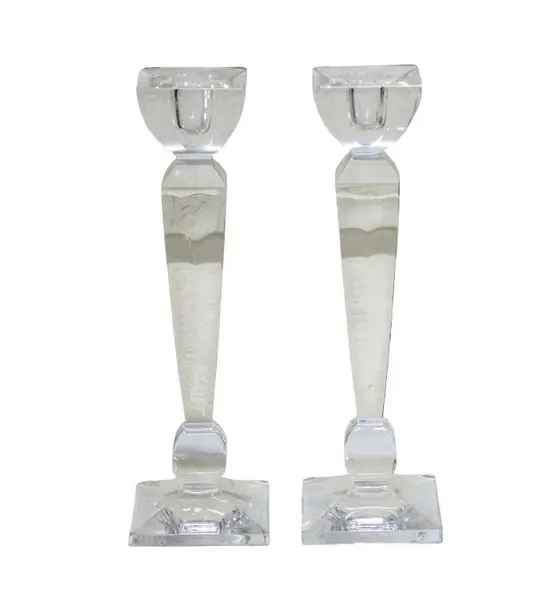 Foto de um(a) Par de castiçais em cristal facetado, da categoria de Castiçais. Par de belos castiçais em cristal facetado com design clássico e imponente. Medidas 25,5 cm de altura. Em bom estado, com... Vendido no marketplace Trésors.