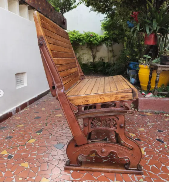 Foto de um(a) Raro Banco de bonde confeccionado em ferro fundido e madeira Carvalho, da categoria de Bancos. COLECIONISMO - Antigo e raro banco de bonde confeccionado em ferro fundido e madeira de Carvalho nobre ripada, manufatura... Mostrado de uma perspectiva diferente. Vendido no marketplace Trésors.