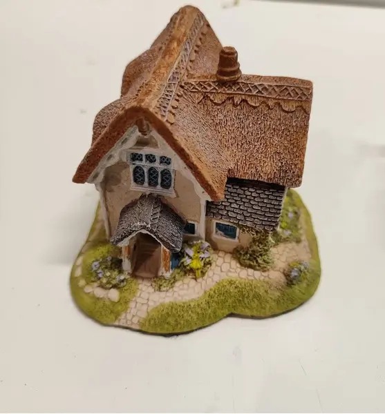Foto de um(a) Miniatura Casinha em Arquitetura Provençal, Década de 1990, da categoria de Modelos e estatuetas. Miniatura em resina policromada de casa com arquitetura provençal, década de 1990 A: 8 cm L: 10 P: 9,5 cm peso: 210 g. Mostrado de uma perspectiva diferente. Vendido no marketplace Trésors.
