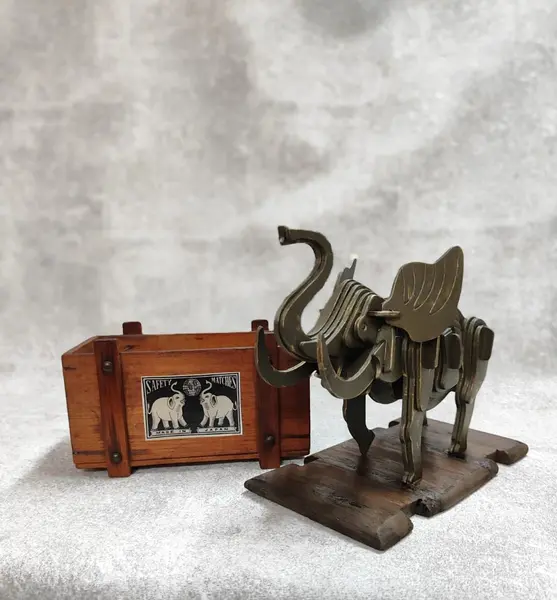 Foto de um(a) Caixa Container Elefante, Década de 1940, da categoria de Cestos e Caixas. Contêiner elefante: caixa de madeira com tampa de elefante em compensado com corte computadorizado com pátina bronze... Mostrado de uma perspectiva diferente. Vendido no marketplace Trésors.