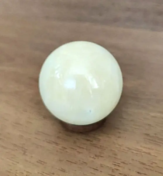 Foto de um(a) Esfera Moon Mármore anos 90, da categoria de Outros objetos decorativos. Esfera em mármore com suporte em madeira, década de 1990 Diâmetro: 5,5 cm Peso: 244 g. Mostrado de uma perspectiva diferente. Vendido no marketplace Trésors.