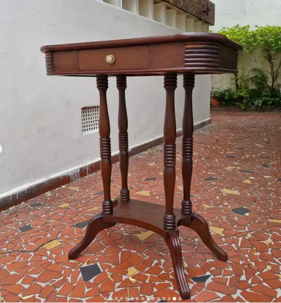 Foto de um(a) Par de mesas de canto em madeira nobre, da categoria de Mesas laterais. Belíssimo par de mesas de canto em madeira nobre com pés torneados e gavetas (peças restauradas)Medidas: altura 69 cm x... Mostrado de uma perspectiva diferente. Vendido no marketplace Trésors.