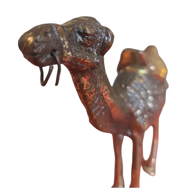 Foto de um(a) O Viajante do Deserto: Escultura de Camelo em Bronze, da categoria de Escultura. Esta imponente escultura em bronze captura a essência da resiliência e da paciência. Representando o camelo em uma postura... Mostrado de uma perspectiva diferente. Vendido no marketplace Trésors.