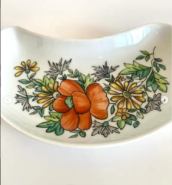 Foto de um(a) Petisqueira em porcelana, da categoria de Travessas e tigelas. Petisqueira formato meia lua pintada à mão 1973 - Porcelana Shmidt Mede: 21x11cm. Mostrado de uma perspectiva diferente. Vendido no marketplace Trésors.