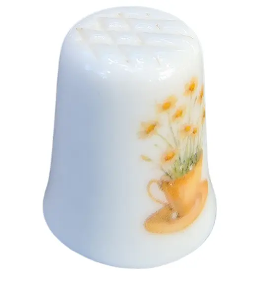 Foto de um(a) Dedal de Coleção em Porcelana – Tema Camomila e Abelha no Campo, da categoria de Outros colecionáveis. O design destaca-se pela composição harmoniosa: de um lado, um gracioso arranjo de camomilas (margaridas) brotando de uma... Mostrado de uma perspectiva diferente. Vendido no marketplace Trésors.