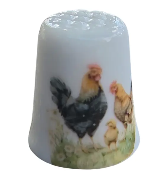 Foto de um(a) Dedal de Coleção em Porcelana – Galo e Pintinhos, da categoria de Outros colecionáveis. Este encantador dedal em porcelana apresenta uma cena bucólica clássica, retratando a vida no campo. Com uma ilustração... Vendido no marketplace Trésors.
