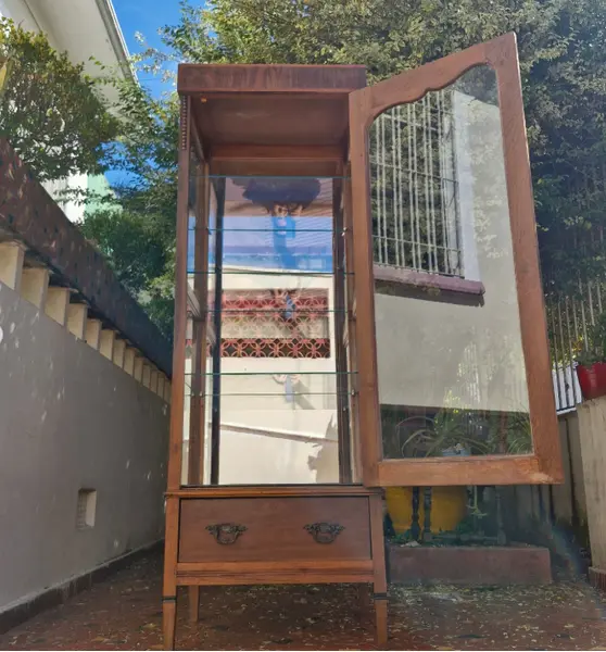 Foto de um(a) ​Cristaleira antiga design torre, da categoria de Cristaleiras. Cristaleira antiga , móvel clássico projetado para exibir louças delicadas, cristais e coleções. Esse móvel em destaque... Mostrado de uma perspectiva diferente. Vendido no marketplace Trésors.