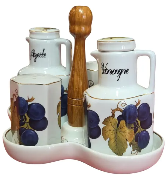 Foto de um(a) Galheteiro de Porcelana com Estampa de Uvas e Suporte de Madeira, da categoria de Saleiros e pimenteiros. Galheteiro de porcelana com estampa de uvas e suporte de madeira. Vendido no marketplace Trésors.
