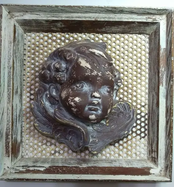 Foto de um(a) Anjo no Quadro, da categoria de Pinturas. Quadro motivo anjo com moldura em pátina provençal, moldura é uma peneira de medir pedriscos. Peça única por marcelus ribas.... Mostrado de uma perspectiva diferente. Vendido no marketplace Trésors.