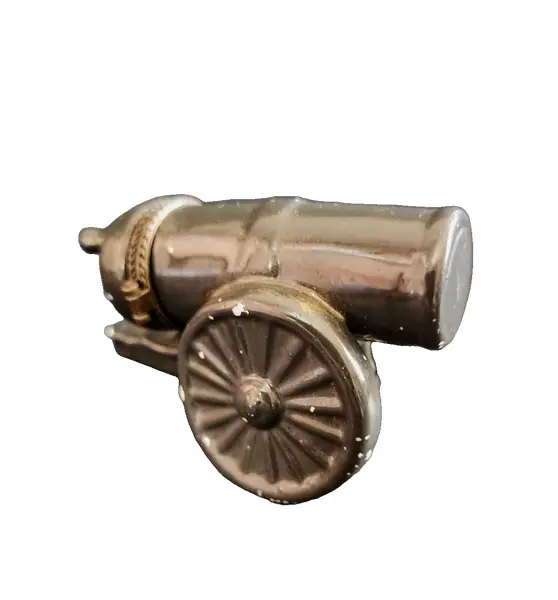 Foto de um(a) Caixinha de Porcelana Canhão, Década de 2000, da categoria de Cestos e Caixas. Caixa de porcelana em forma de canhão com abertura e tudo e fecho em latão polido, década de 2000. A: 5 cm L: 8,5 cm P: 4,6... Vendido no marketplace Trésors.