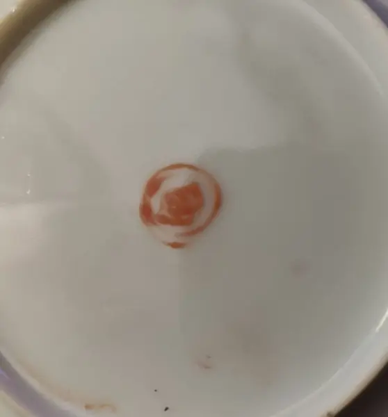 Foto de um(a) Conjunto Chinês Casca de Ovo 80'S, da categoria de Conjuntos de café e chá. Tête-à-tête em casca de ovo, policromada e em relevo, procedência chinesa década de 1980, com marca do fabricante. Bule: A... Mostrado de uma perspectiva diferente. Vendido no marketplace Trésors.