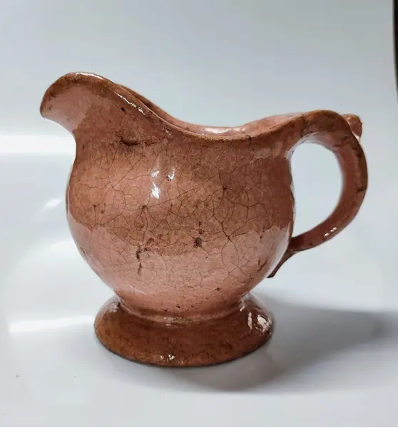 Foto de um(a) Jarra em Cerâmica Vitrificada, Década de 1980, da categoria de Jarros. Jarra de cerâmica vitrificada e craquelada, na cor ros, década de 1980. A: 15 cm / L: 17,5 cm / P: 12 cmPeso: 1,2kg. Mostrado de uma perspectiva diferente. Vendido no marketplace Trésors.