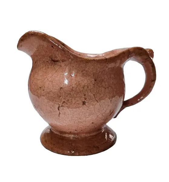 Foto de um(a) Jarra em Cerâmica Vitrificada, Década de 1980, da categoria de Jarros. Jarra de cerâmica vitrificada e craquelada, na cor ros, década de 1980. A: 15 cm / L: 17,5 cm / P: 12 cmPeso: 1,2kg. Vendido no marketplace Trésors.